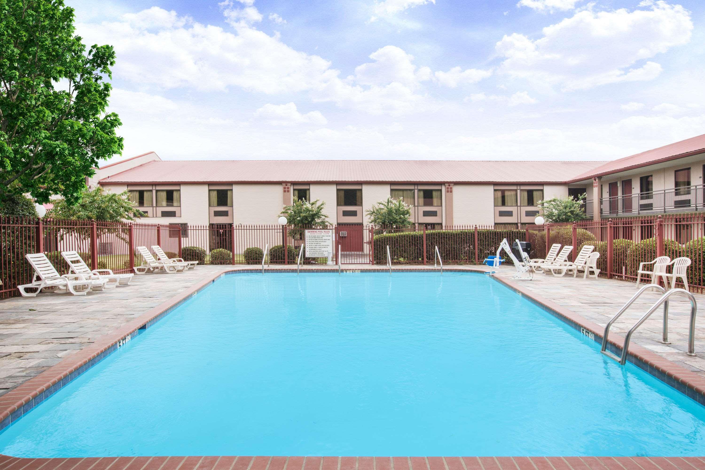 Super 8 By Wyndham Oxford Hotel Bagian luar foto