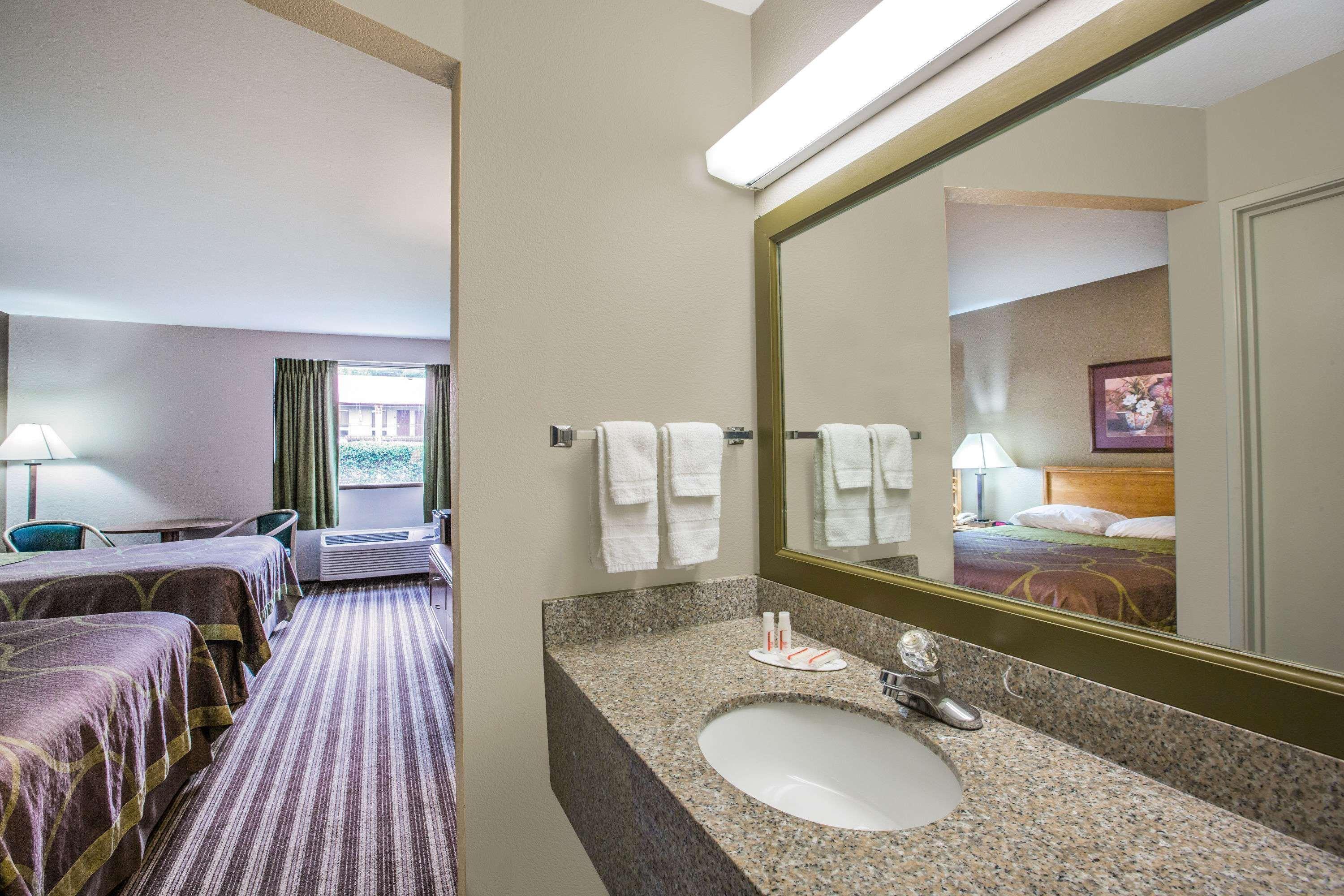 Super 8 By Wyndham Oxford Hotel Bagian luar foto