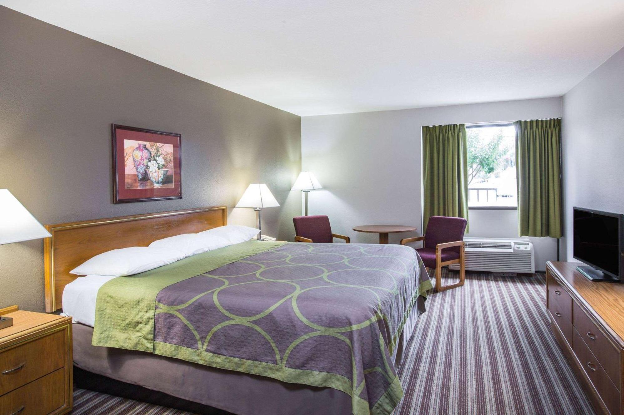 Super 8 By Wyndham Oxford Hotel Bagian luar foto