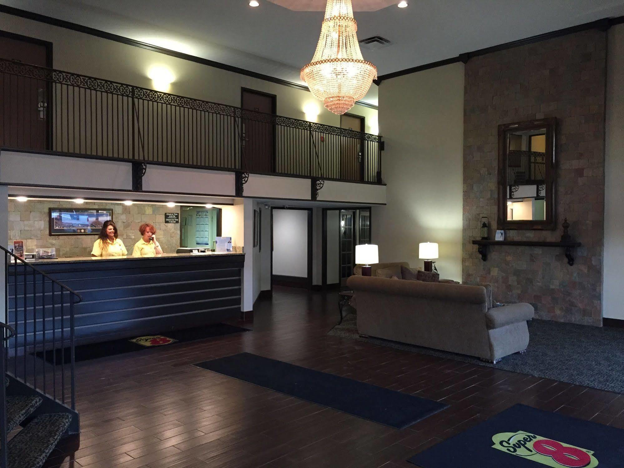 Super 8 By Wyndham Oxford Hotel Bagian luar foto